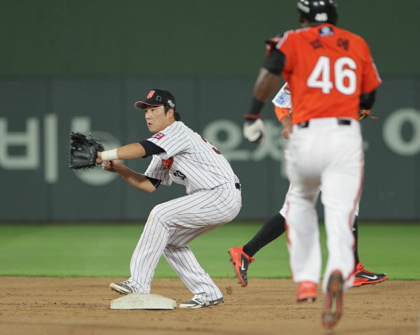 이닝을 마무리하는 정훈선수의 더블플레이